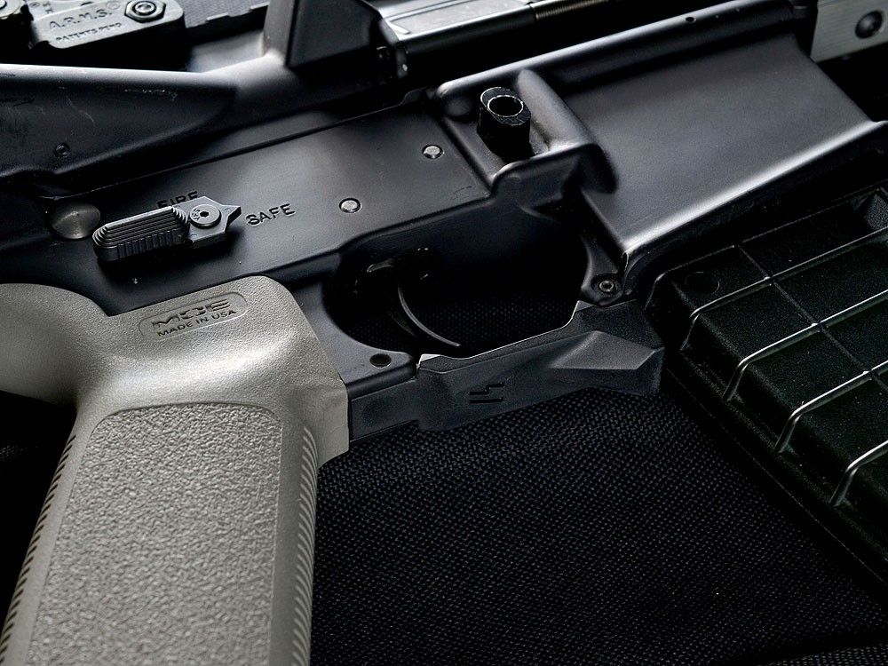 strike-industries-fang-polymer-trigger-guard-black1-1